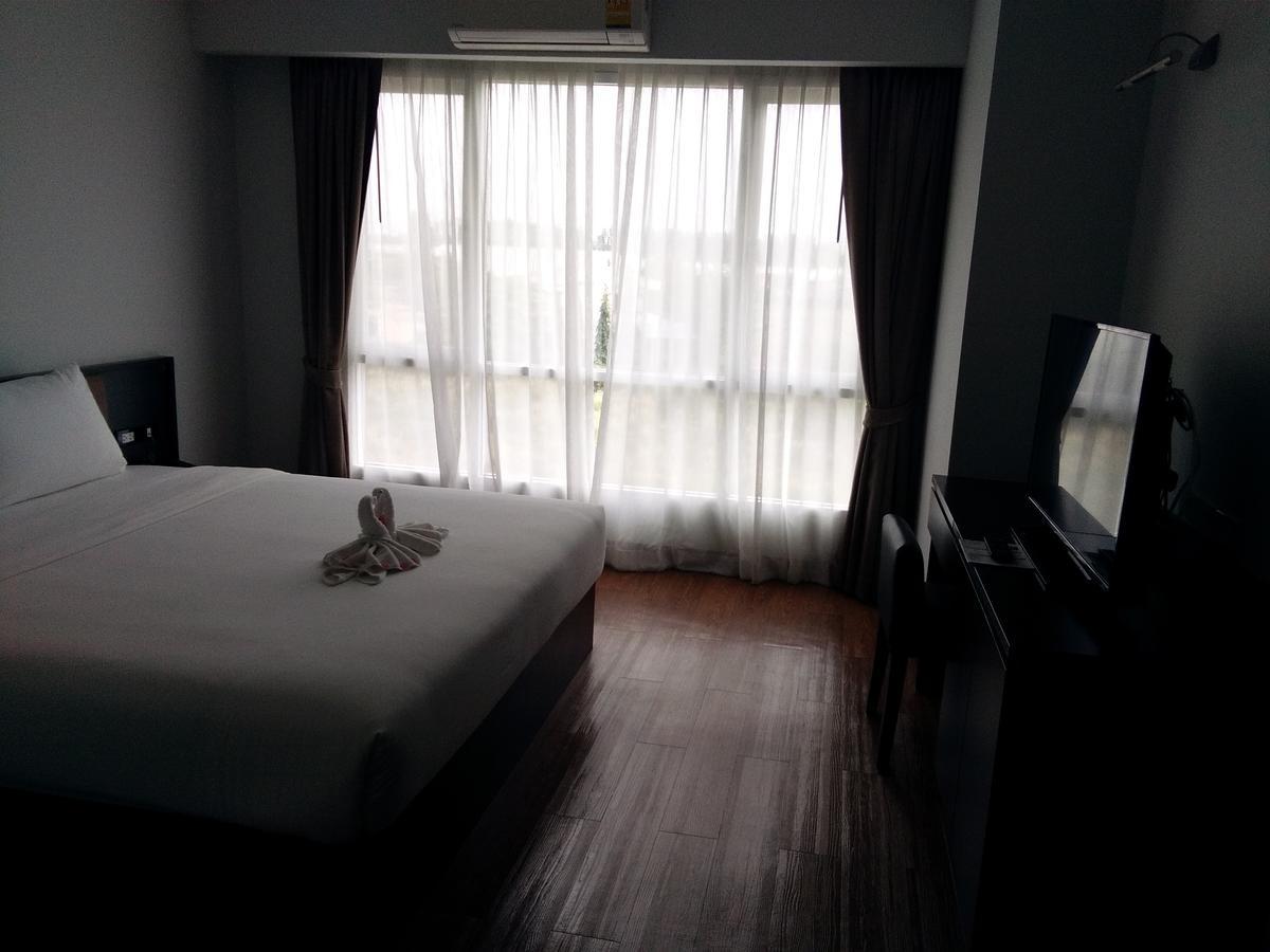 The Park 304 Executive Serviced Apartment Si Maha Phot Exterior photo
